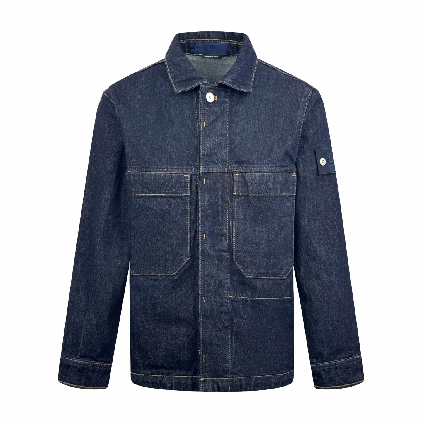 P490 Stone island double-pocket badge denim jacket (blue). The original purchase was RMB 6,300. The fabric is made of custom-made high-density twill denim. It is full of texture and comfortable to the skin. It uses classic indigo denim as the main tone. It has a retro charm and modern fashion sense. The front chest pocket is cut into the front with a golden ratio. A pragmatic reconstruction of the ritual sense. The iconic Stonesland badge is embellished on the sleeve, like a unique medal, highlighting the brand's imprint. Simple lines outline a neat silhouette, outlining a casual and free style. The workwear gene is infused with luxury DNA, simple charm, versatile charm, using imported machine embroidery technology. Using advanced computer control systems and precision mechanical components to realize the Stonesland badge embroidery operation with high precision. The lines are smooth and delicate. The whole garment is washed with Zhongxiao. Use a special solution to remove stains and slight fading. Snow wash to remove fading through strong washing. To make the color more uniform, the entire piece of clothing is stitched using an embedded clamp machine. The embedded clamp machine can control the distance between the two needles by changing the needle position, so that the stitching can be seamless, smooth and tidy. Size:S-M-L-XL